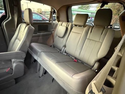 Used 2014 Chrysler Town & Country Touring-L w/ Driver Convenience Group image 15
