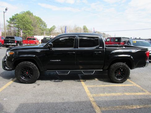 Used 2020 Toyota Tacoma SR5 RWD image 3