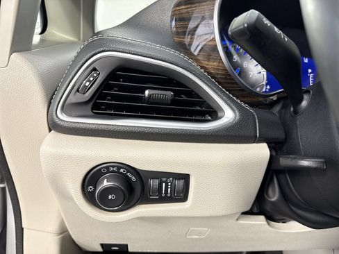 Used 2023 Chrysler Pacifica Limited FWD image 14