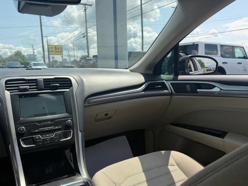 Used 2019 Ford Fusion SE FWD image 27