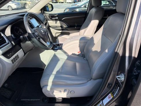 Used 2015 Toyota Highlander Limited Platinum image 14