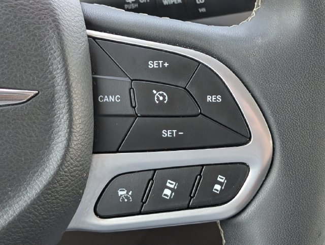 Used 2024 Chrysler Pacifica Touring-L FWD image 25