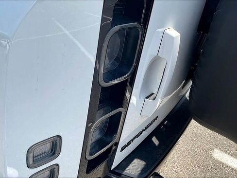 Used 2025 Land Rover Defender 110 V8 image 21