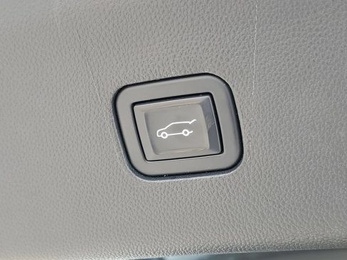 Used 2021 Buick Enclave Essence w/ Sound and Sites Package AWD/4WD image 9