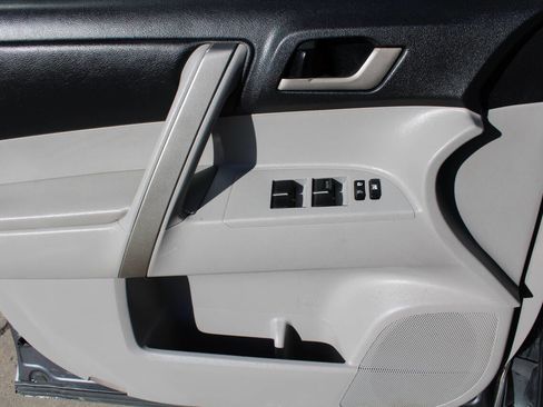 Used 2011 Toyota Highlander SE image 12