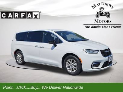 Used 2025 Chrysler Pacifica Select