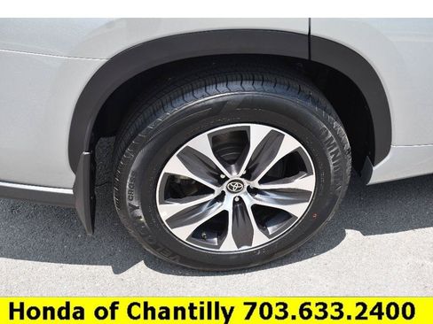 Used 2022 Toyota Highlander XLE AWD/4WD image 35
