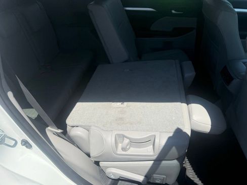 Used 2019 Toyota Highlander XLE AWD/4WD image 57