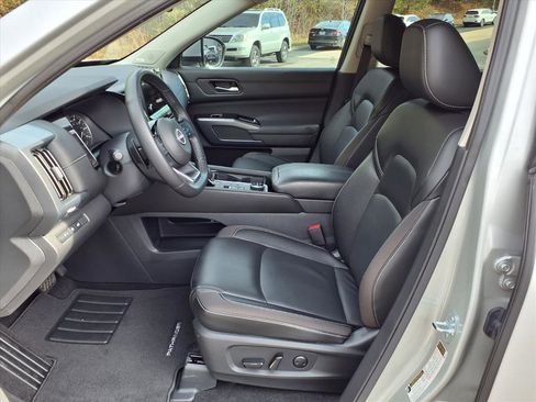 Used 2025 Nissan Pathfinder SL w/ SL Premium Package image 12