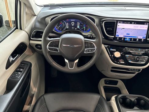 Used 2024 Chrysler Pacifica Touring-L FWD image 18