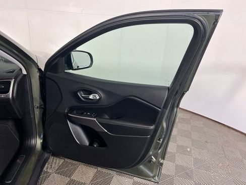 Certified 2019 Jeep Cherokee Limited w/ Trailer Tow Group AWD/4WD image 29