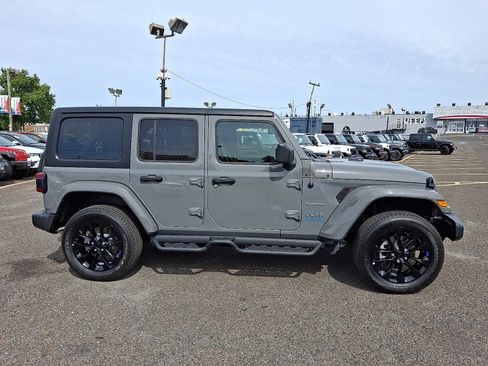 Used 2023 Jeep Wrangler Unlimited Sahara image 7