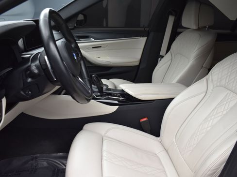 Used 2022 BMW M550i xDrive w/ Shadowloine Package image 10