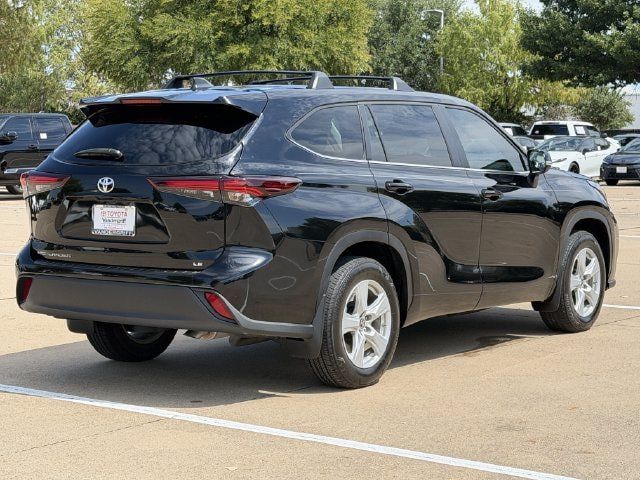 Used 2025 Toyota Highlander LE FWD image 3