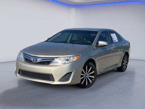 Used 2014 Toyota Camry LE FWD image 2