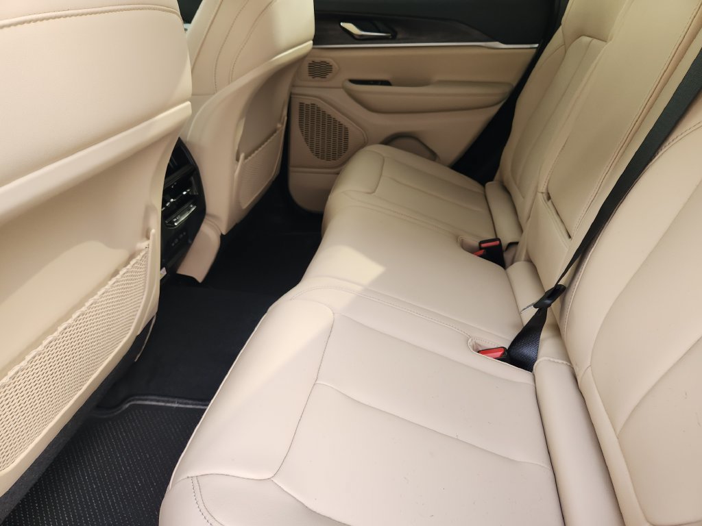 New 2027 Jeep Grand Cherokee Limited RWD image 18