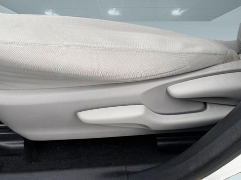 Used 2017 Toyota Highlander LE image 13