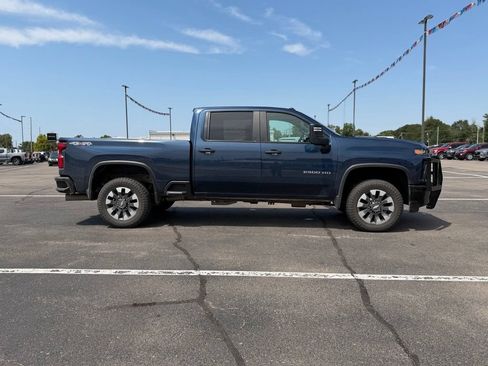 Used 2021 Chevrolet Silverado 2500 Custom w/ Custom Value Package AWD/4WD image 2