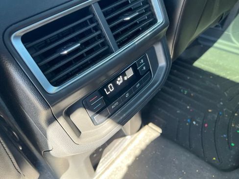 Used 2024 Volkswagen Atlas SE AWD/4WD image 11