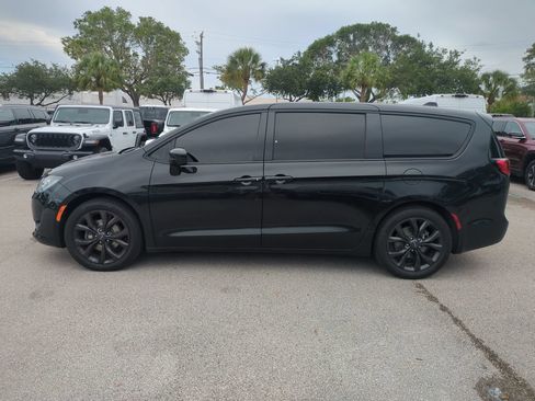 Used 2020 Chrysler Pacifica Touring w/ Advanced Safetytec Group FWD image 9