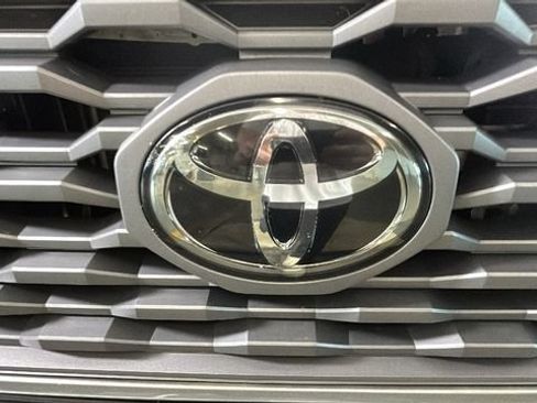 Used 2022 Toyota Tacoma TRD Sport w/ TRD Premium Sport Package AWD/4WD image 8