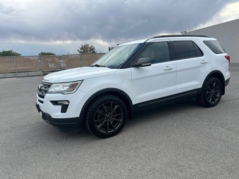 Used 2018 Ford Explorer XLT w/ Equipment Group 202A AWD/4WD image 7