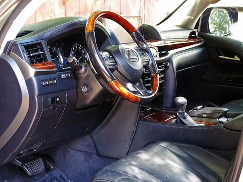 Used 2016 Lexus LX 570 4WD w/ Luxury Package image 23