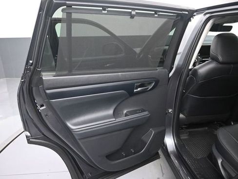 Used 2024 Toyota Highlander XLE AWD/4WD image 29