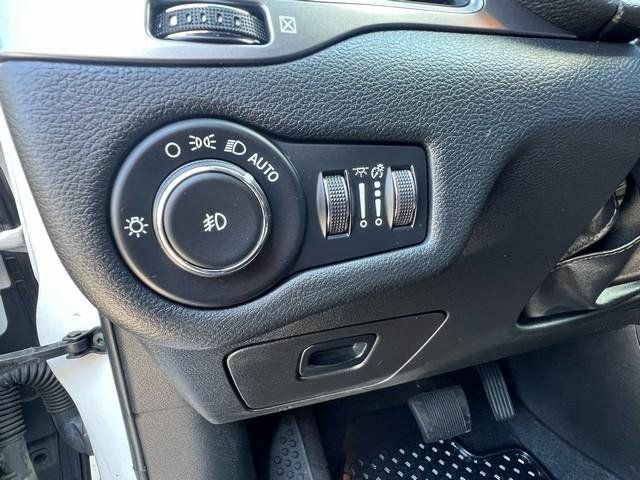 Used 2019 Jeep Cherokee Latitude Plus w/ Cold Weather Group AWD/4WD image 11