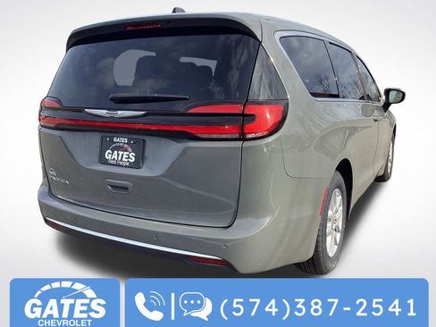 Used 2023 Chrysler Pacifica Touring-L image 9