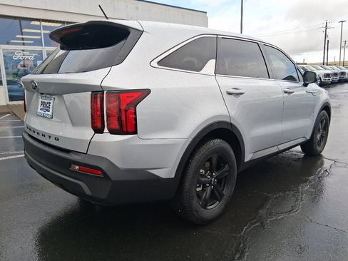 Used 2021 Kia Sorento LX image 3