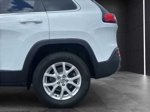 Used 2016 Jeep Cherokee Latitude w/ Safety/Convenience Group AWD/4WD image 22