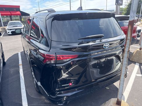Used 2021 Toyota Sienna XSE FWD image 6