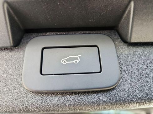 Used 2024 Land Rover Discovery S image 29