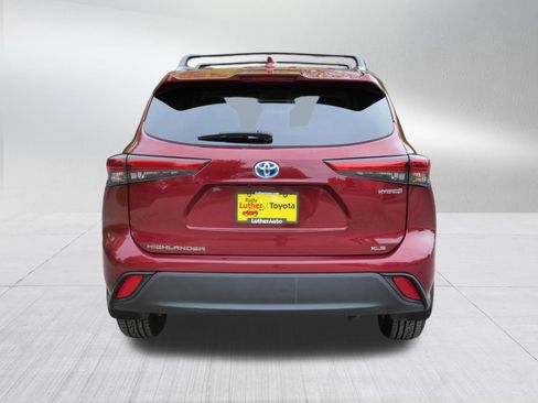 Used 2022 Toyota Highlander XLE AWD/4WD image 7