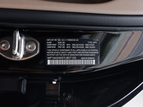 Certified 2026 Porsche Macan AWD/4WD image 41