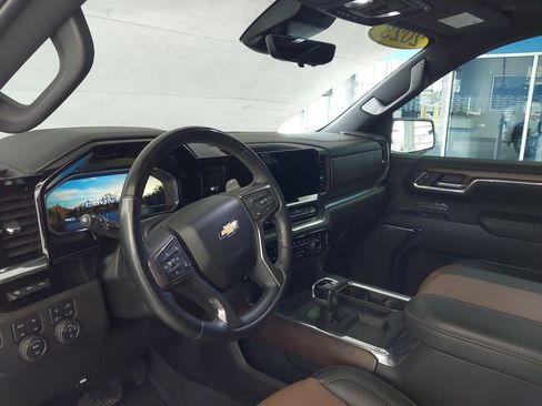 Used 2023 Chevrolet Silverado 1500 High Country w/ High Country Premium Package AWD/4WD image 17