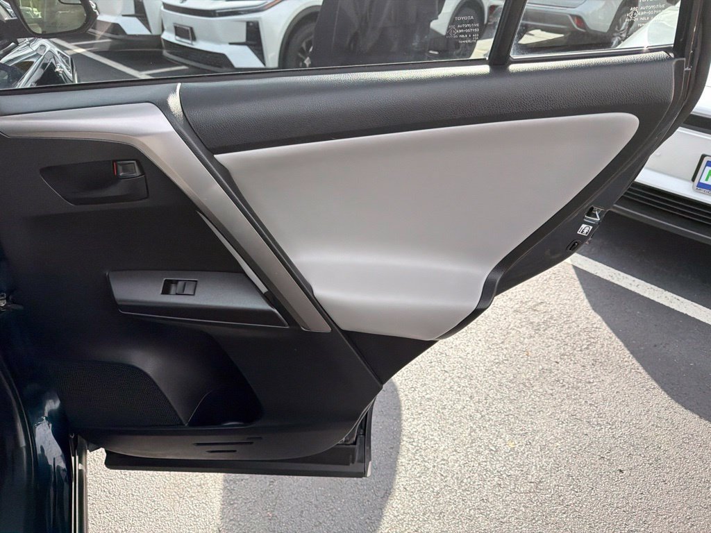 Used 2018 Toyota RAV4 LE AWD/4WD image 13