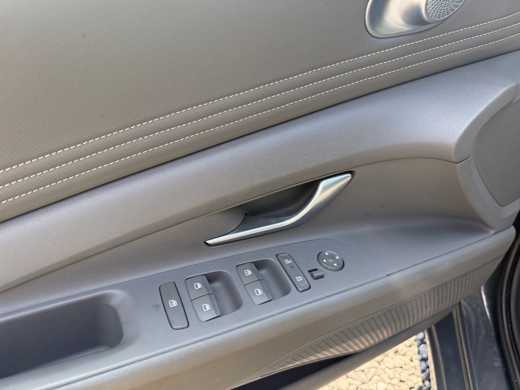 Used 2025 Hyundai Elantra SEL FWD image 18