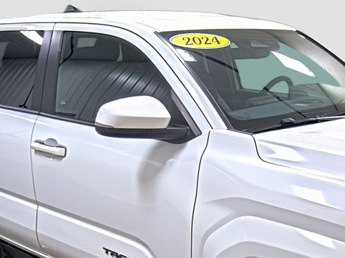 Used 2024 Toyota Tacoma TRD Sport w/ TRD Sport Upgrade Package image 15
