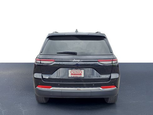 Used 2024 Jeep Grand Cherokee Laredo RWD image 11