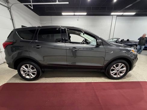 Used 2019 Ford Escape SE image 10