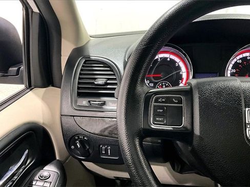 Used 2019 Dodge Grand Caravan SE w/ UConnect Hands-Free Group image 11