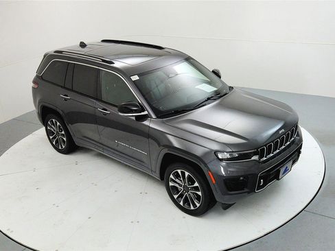 Used 2022 Jeep Grand Cherokee Overland w/ Luxury Tech Group IV image 15