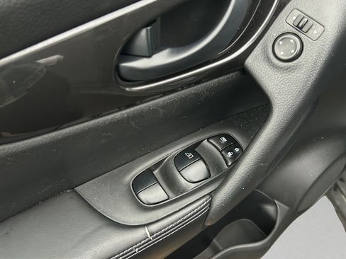 Used 2020 Nissan Rogue S FWD image 12