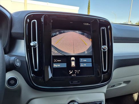 Used 2021 Volvo XC40 T4 Momentum w/ Protection Package Premier image 25