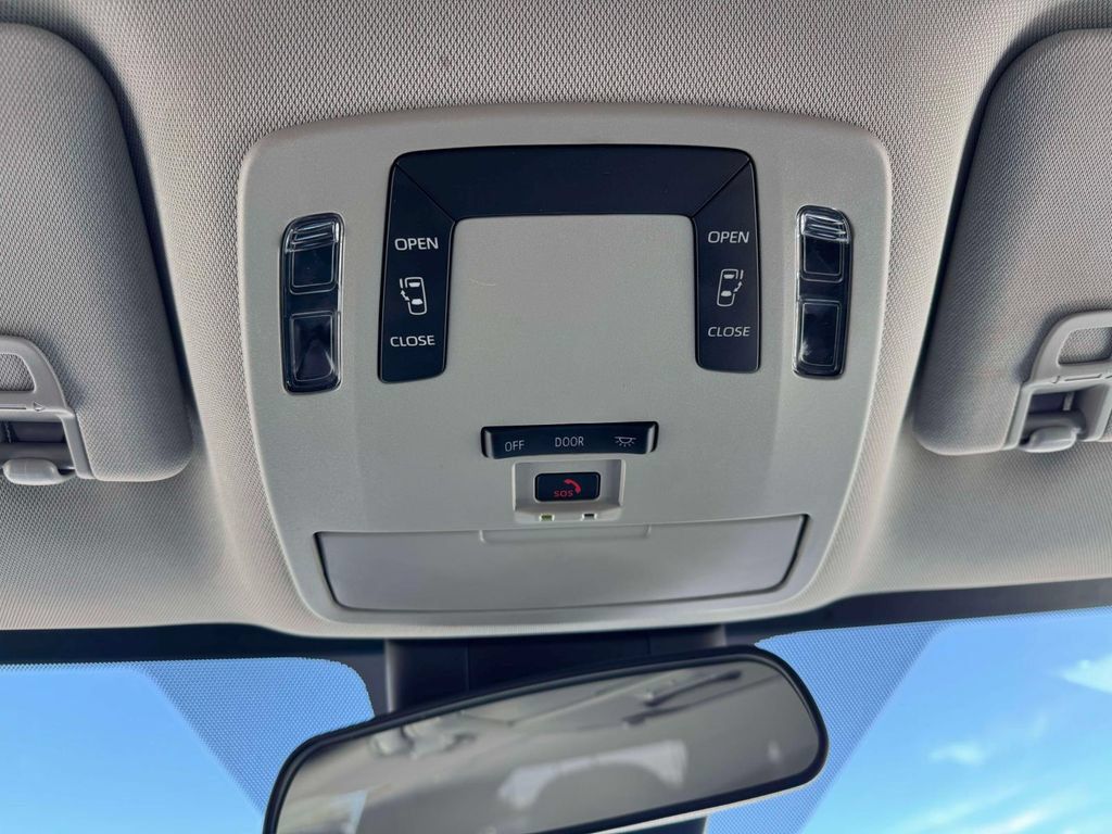 Used 2025 Toyota Sienna LE FWD image 33