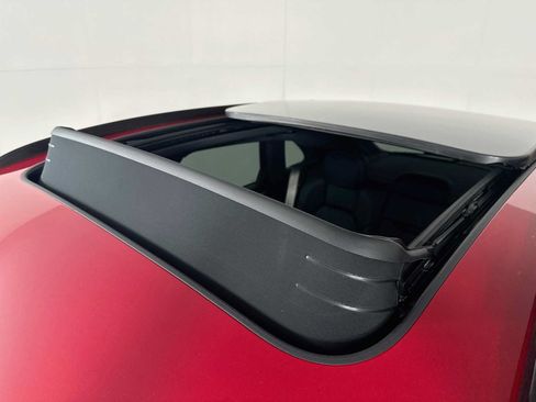 Certified 2025 Porsche Macan AWD/4WD image 21