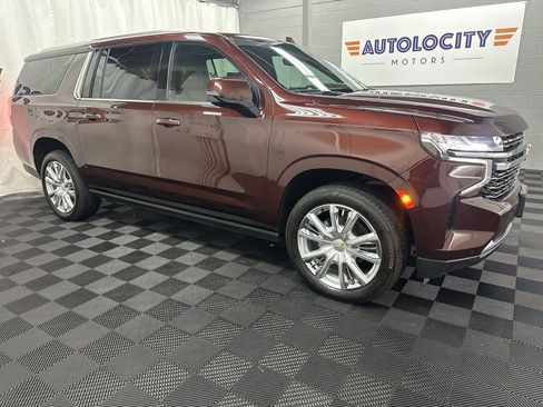 Used 2023 Chevrolet Suburban High Country image 3