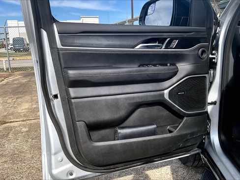 Used 2023 Jeep Wagoneer L 4WD image 18